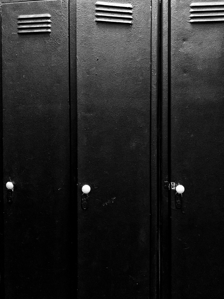 Металлические черные шкафы в раздевалке